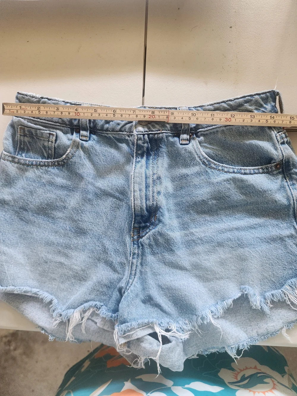 PacSun High Rise Distressed Denim Shorts Y2K Style Light Wash Approx 28 Waist